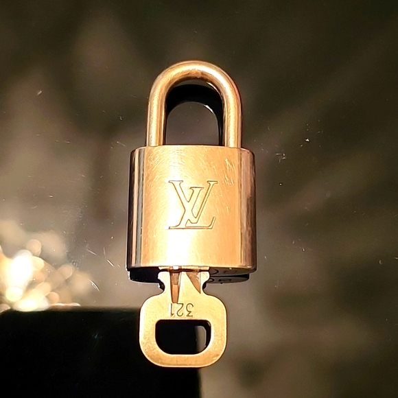 Louis Vuitton Handbags - Lock and key 321
